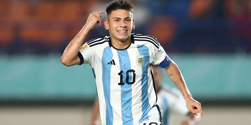 Echeverri  với nhiều điểm tương đồng với Messi